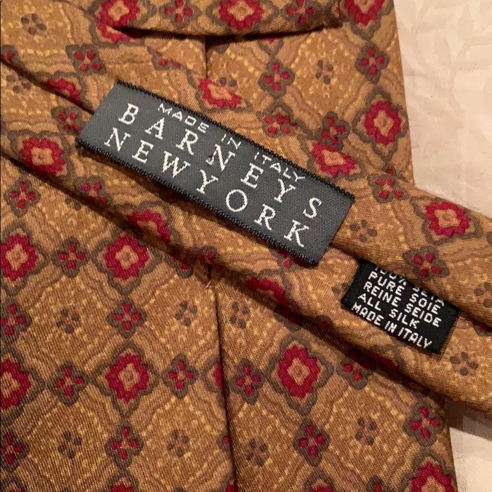 Barney’s 100% silk tie. Gold pattern